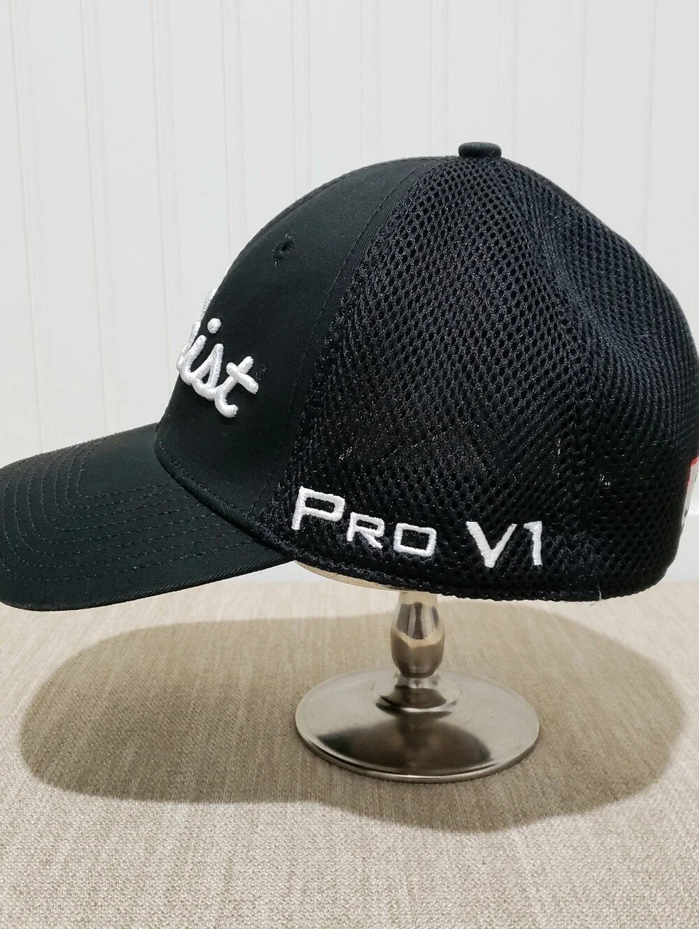 NWOT! TITLEIST Embroidered Pro V1 FJ Stretch Fitted Cap (L/XL) Black/White